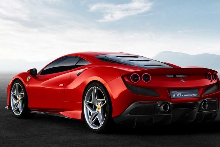 Sức mạnh này được truyền đến bánh sau thông qua hộp số ly hợp kép 7 cấp, cho phép F8 Tribute tăng tốc 0-100 km/h trong 2,9 giây, 0-200 km/h trong 7,8 giây và đạt tốc độ tối đa 340 km/h.