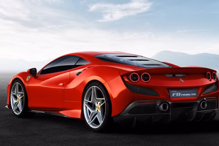 Sức mạnh này được truyền đến bánh sau thông qua hộp số ly hợp kép 7 cấp, cho phép F8 Tribute tăng tốc 0-100 km/h trong 2,9 giây, 0-200 km/h trong 7,8 giây và đạt tốc độ tối đa 340 km/h.