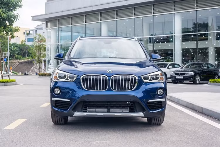 BMW X1 sDrive18i xLine 2019 được ra mắt khách hàng Việt lần đầu tiên hồi năm 2018 với mức giá niêm yết 1,859 tỷ đồng. Khi so sánh với các đối thủ như Mercedes-Benz GLA hay Audi Q3, giá xe BMW X1 mới thuộc vào hàng cao nhất thời điểm bấy giờ.