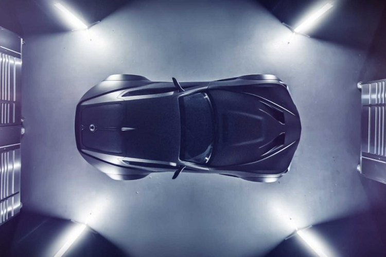 Ngoài ra, Felino còn mang đến phiên bản CB7 +, bổ sung thêm chi tiết khí động học hiện đại, và nhẹ hơn so với mẫu CB7R thông thường. Hãng xe cho biết đây là chiếc xe “điên rồ” nhất mà họ từng thiết kế và dự định sẽ bán ra nó với số lượng hạn chế.