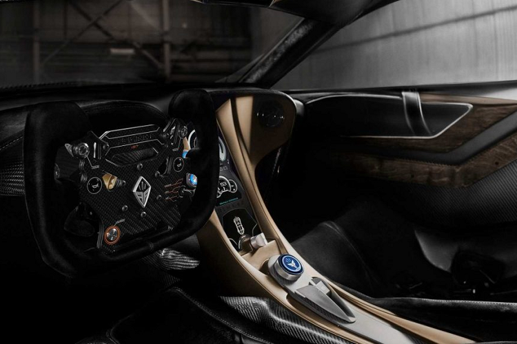 Ngoài phiên bản tiêu chuẩn, khách hàng cũng có thể lựa chọn bản cao cấp với khối động cơ V8 dung tích 7.0 lít. Ở bản này, công suất cực đại của xe sẽ là 700 mã lực và mô-men xoắn cực đại đạt 786 Nm, nhờ đó xe có thể đạt tốc độ 100 km/h từ vị trí đứng yên trong chỉ 2,9 giây.