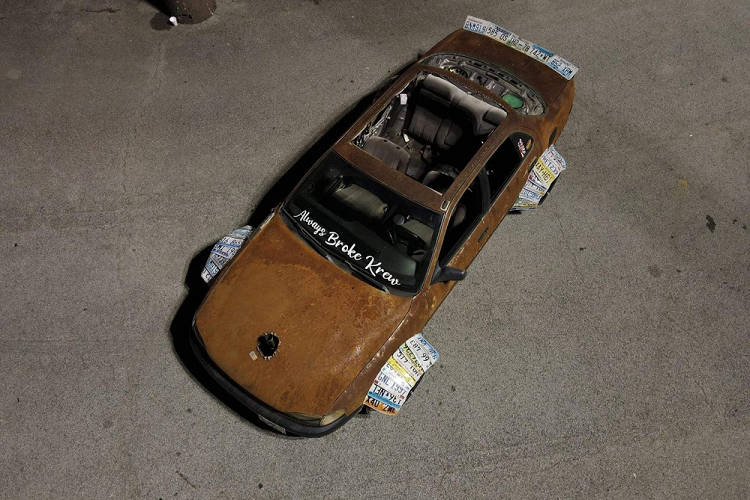 Hình ảnh chiếc Toyota Camry độc đáo này đã khiến nhiều cư dân mạng cảm thấy vô cùng thích thú. "Tôi không ghét chiếc xe này chút nào", một cư dân mạng nói. "Tôi đồng ý. Đây là chiếc Toyota cũ, cứ để cho người ta vui vẻ chút đi", người khác đồng tình. "Chất lượng lắp ráp thực ra khá tốt đấy. Nhiều chi tiết, ví dụ như cái lỗ trên nắp ca-pô, không phải là hậu quả của tai nạn đâu. Ai đó đã thiết kế nó một cách đầy phong cách đấy", một người viết. "Nói thật thì xe này quá là ngầu đi", một cư dân mạng bày tỏ.