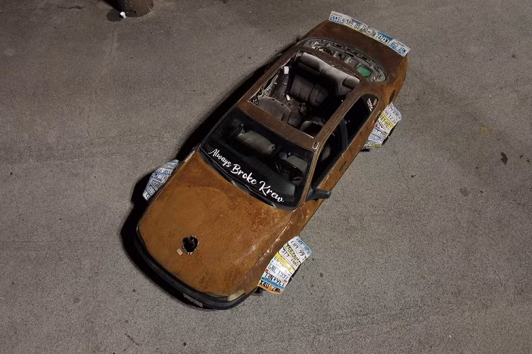 Hình ảnh chiếc Toyota Camry độc đáo này đã khiến nhiều cư dân mạng cảm thấy vô cùng thích thú. "Tôi không ghét chiếc xe này chút nào", một cư dân mạng nói. "Tôi đồng ý. Đây là chiếc Toyota cũ, cứ để cho người ta vui vẻ chút đi", người khác đồng tình. "Chất lượng lắp ráp thực ra khá tốt đấy. Nhiều chi tiết, ví dụ như cái lỗ trên nắp ca-pô, không phải là hậu quả của tai nạn đâu. Ai đó đã thiết kế nó một cách đầy phong cách đấy", một người viết. "Nói thật thì xe này quá là ngầu đi", một cư dân mạng bày tỏ.