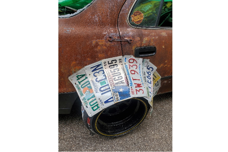 Chiếc Toyota Camry này thuộc thế hệ XV10 cũ, được sản xuất trong giai đoạn từ năm 1991 - 1996 tại Mỹ. Đồng thời, đây cũng bị coi là một trong những thế hệ xe Toyota Camry nhạt nhẽo và nhàm chán nhất. Để thay đổi điều này, chủ nhân của chiếc sedan cỡ trung đã quyết định độ lại để xế cưng của mình sao cho thu hút ánh nhìn hơn cả Lamborghini hay Ferrari mỗi khi ra đường.