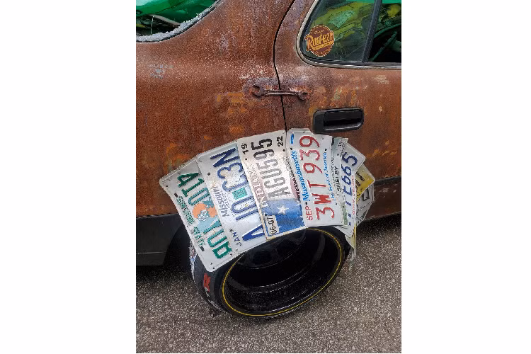 Chiếc Toyota Camry này thuộc thế hệ XV10 cũ, được sản xuất trong giai đoạn từ năm 1991 - 1996 tại Mỹ. Đồng thời, đây cũng bị coi là một trong những thế hệ xe Toyota Camry nhạt nhẽo và nhàm chán nhất. Để thay đổi điều này, chủ nhân của chiếc sedan cỡ trung đã quyết định độ lại để xế cưng của mình sao cho thu hút ánh nhìn hơn cả Lamborghini hay Ferrari mỗi khi ra đường.