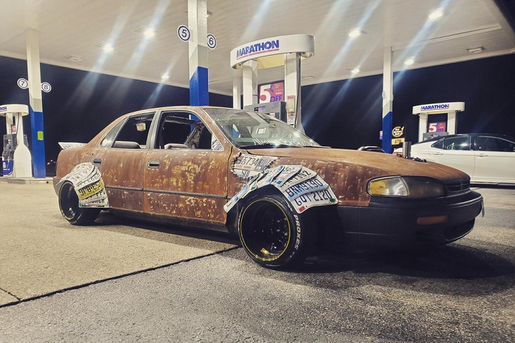 Trong suốt những năm qua, Toyota Camry luôn nổi tiếng là mẫu xe gia đình lành tính, cả về thiết kế lẫn vận hành. Thế nhưng, điều đó không có nghĩa là những chiếc Toyota Camry độ "hoang dã" chẳng hề tồn tại. Chiếc Toyota Camry hàng độc trong bài viết này là một ví dụ điển hình.