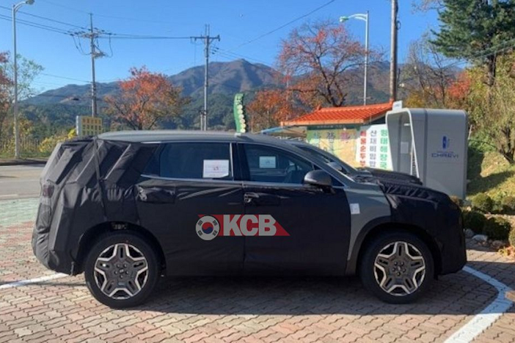 Phần đèn pha-cos xuất hiện thêm hai dải LED chạy dọc và cắt xuyên đèn chính, mang tới vẻ dữ dằn hơn. Thêm vào đó, các nan trên mặt ca-lăng cũng được nhà sản xuất Hàn Quốc tinh chỉnh lại đôi chút.