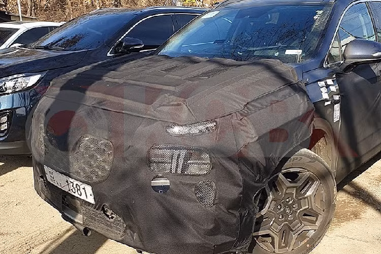 Mới đây, trang The Korean Car Blog của Hàn Quốc đã bất ngờ chia sẻ loạt ảnh về mẫu Hyundai SantaFe 2021 mới phiên bản nâng cấp dưới lớp áo nguỵ trang kín mít và cẩn thận. Tuy nhiên, nếu để ý kỹ thì người xem vẫn có thể nhận ra khá nhiều điểm thay đổi trên phiên bản này so với phiên bản hiện tại, từ thiết kế ngoại thất cho tới nội thất.