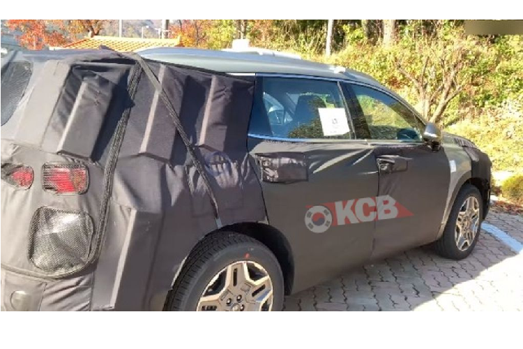 Thay đổi dễ dàng nhận ra theo là bộ mâm hình ngôi sao cùng lớp sơn 2 màu. Ngoài ra, nhiều khả năng thân xe cũng đã được kéo dài hơn so với phiên bản hiện tại.