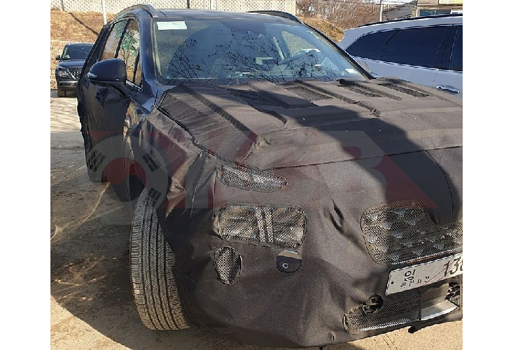 Thông qua hình ảnh chụp lại có thể nhận thấy, Hyundai SantaFe bản nâng cấp mới sẽ mang trong mình khá nhiều thay đổi, đặc biệt là về thiết kế. Ở phần ngoại thất, cụm đèn chiếu sáng chính phía trước dường như đã được tái thiết kế, vẫn giữ dưới dạng 2 tầng đèn riêng biệt nhưng các chi tiết bên trong choá đèn lại hoàn toàn khác biệt.