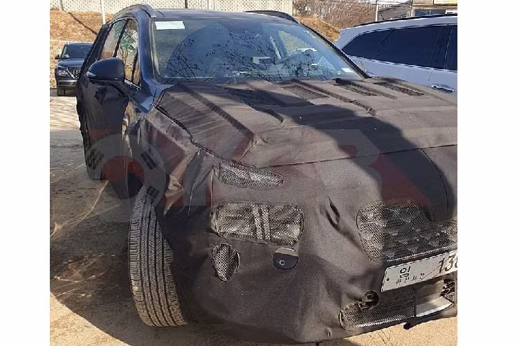 Thông qua hình ảnh chụp lại có thể nhận thấy, Hyundai SantaFe bản nâng cấp mới sẽ mang trong mình khá nhiều thay đổi, đặc biệt là về thiết kế. Ở phần ngoại thất, cụm đèn chiếu sáng chính phía trước dường như đã được tái thiết kế, vẫn giữ dưới dạng 2 tầng đèn riêng biệt nhưng các chi tiết bên trong choá đèn lại hoàn toàn khác biệt.