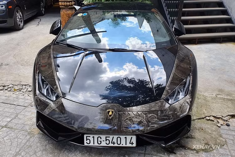 Như đã chia sẻ ở trên, điểm nổi bật trên siêu phẩm Lamborghini Huracan màu độc này chính nằm ở lớp dán decal hình hoa văn rất đặc trưng ở thân xe. Trên thân xe, logo quán cà phê Amazing Coffee cũng được in to bản và nổi bật.