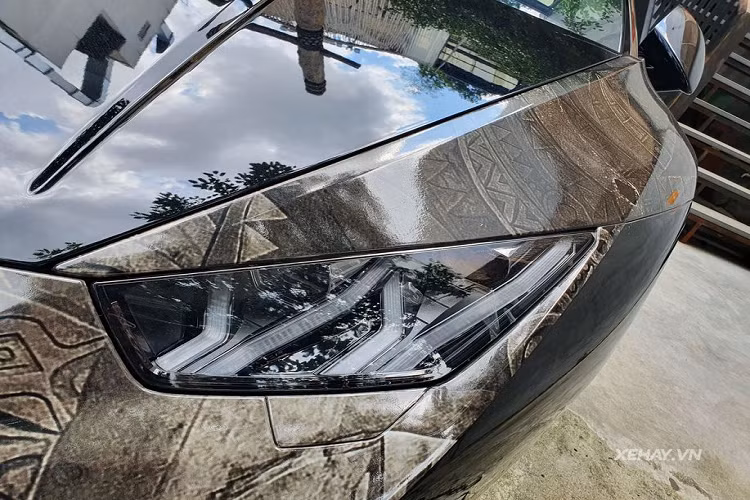 Lamborghini Huracan LP610-4 có bộ khung làm từ sợi carbon/nhôm hybrid, thân xe chất liệu nhôm và composite. Kích thước dài, rộng, cao của xe lần lượt là 4.459 x 1.924 x 1.165 mm. Chiều dài cơ sở 2.620 mm và trọng lượng khô 1.422 kg. Bên dưới nắp kính sau khoang lái, Lamborghini Huracan sử dụng khối động cơ V10 5,2 lít được “thửa” từ “đàn anh” Gallardo nhưng công suất đã được cải tiến lên 602 mã lực và mô-men xoắn 560 Nm. 