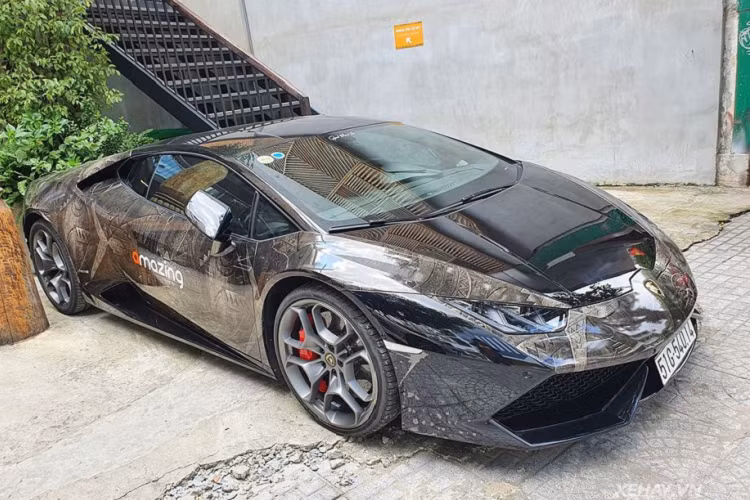  Siêu xe Lamborghini Huracan LP610-4 trong bài viết được đưa về nước hồi cuối năm 2017 và là xe nhập khẩu chính hãng. Sau khi về tay vị đại gia TP.Hồ Chí Minh, chiếc xe đã được thay đổi "bộ cánh" ngoại thất bằng biện pháp dán đề-can với hoa văn lạ mắt, đính kèm logo quán cà phê của chủ nhân và thuộc dạng có một không hai tại Việt Nam hiện nay.