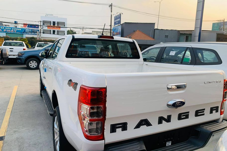 Về ngoại thất, Ford Ranger Limited 4x4 AT 2020 sở hữu diện mạo có phần "hiền lành" hơn so với các phiên bản như Raptor hay Wildtrak. Sở dĩ như vậy là bởi phần cản trước của phiên bản này được nhà sản xuất sơn trùng màu với thân xe, kèm theo đó là một số khác biệt như bộ mặt ca-lăng mạ chrome sáng, đèn pha Bi-LED cùng bộ mâm 17 inch đa chấu sơn bạc tạo cái nhìn khá hài hoà.