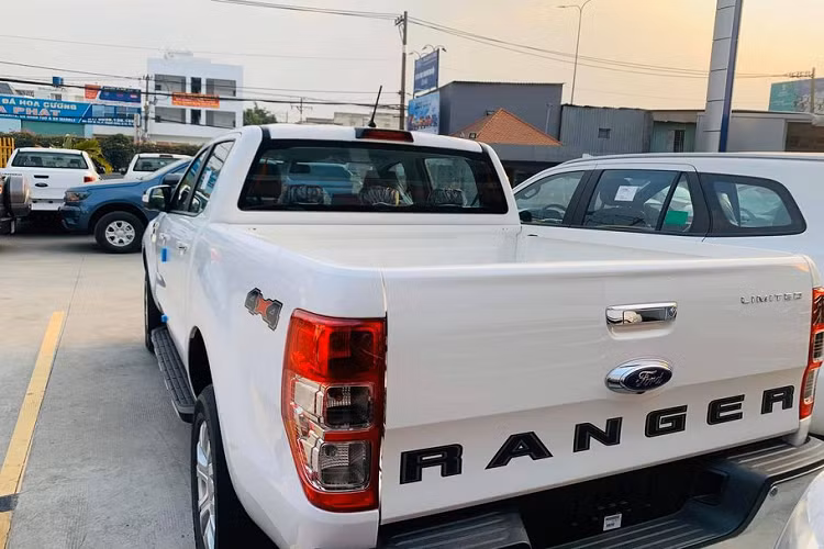 Về ngoại thất, Ford Ranger Limited 4x4 AT 2020 sở hữu diện mạo có phần "hiền lành" hơn so với các phiên bản như Raptor hay Wildtrak. Sở dĩ như vậy là bởi phần cản trước của phiên bản này được nhà sản xuất sơn trùng màu với thân xe, kèm theo đó là một số khác biệt như bộ mặt ca-lăng mạ chrome sáng, đèn pha Bi-LED cùng bộ mâm 17 inch đa chấu sơn bạc tạo cái nhìn khá hài hoà.
