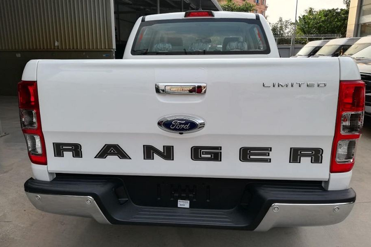 Về truyền động, Ford Ranger Limited 4x4 AT sử dụng động cơ Dầu Diesel I4 2.0L Tăng áp đơn với công suất tối đa 180 mã lực và 420 Nm mô-men xoắn cực đại. Đi kèm với đó là hộp số tự động 10 cấp và hệ dẫn động 4 bánh.