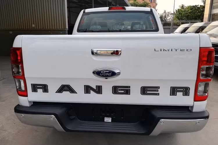 Về truyền động, Ford Ranger Limited 4x4 AT sử dụng động cơ Dầu Diesel I4 2.0L Tăng áp đơn với công suất tối đa 180 mã lực và 420 Nm mô-men xoắn cực đại. Đi kèm với đó là hộp số tự động 10 cấp và hệ dẫn động 4 bánh.