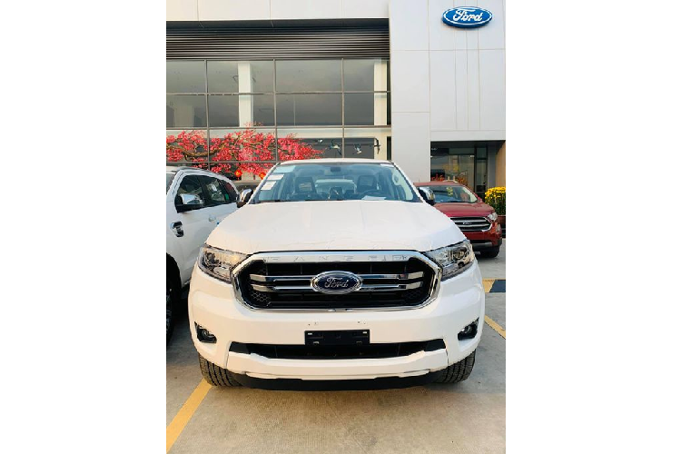Mức giá xe Ford Ranger 2020 tạm tính là khoảng 800 triệu đồng. Ngoài mức giá dễ chịu, phiên bản Limited 4x4 AT còn thu hút sự quan tâm của khách hàng nhờ loạt trang bị đi kèm tương đồng với phiên bản cao cấp Wildtrak.