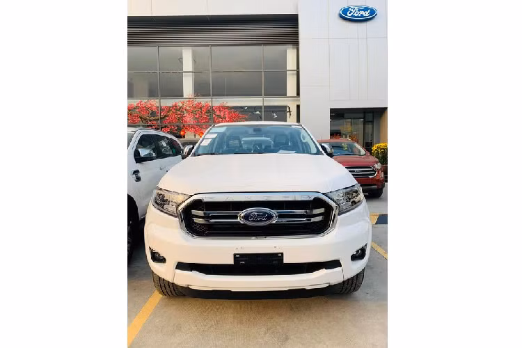 Mức giá xe Ford Ranger 2020 tạm tính là khoảng 800 triệu đồng. Ngoài mức giá dễ chịu, phiên bản Limited 4x4 AT còn thu hút sự quan tâm của khách hàng nhờ loạt trang bị đi kèm tương đồng với phiên bản cao cấp Wildtrak.