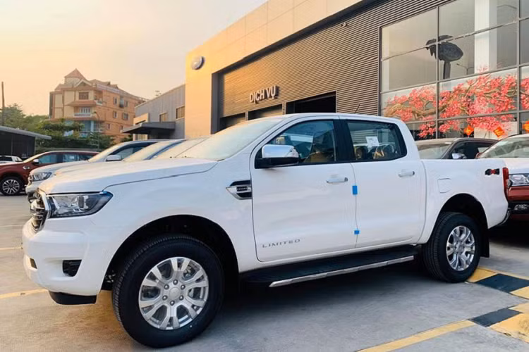 Những ngày gần đây, một số đại lý của Ford Việt Nam đã bắt đầu đưa ra trưng bày mẫu xe bán tải Ranger phiên bản Limited 4x4 AT mới. Tuy nhiên, theo chia sẻ của các nhân viên tư vấn bán hàng, hiện đại lý chỉ cho khách hàng đặt cọc trước phiên bản Ford Ranger 2020 mới và thời gian giao xe dự kiến là đầu tháng 2 tới.