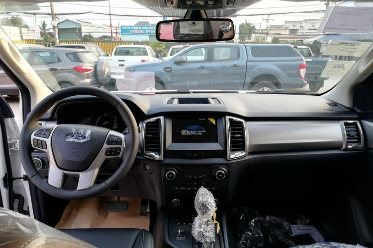 Đó là phần ngoại thất, đối với không gian nội thất, Ford Ranger Limited 4x4 AT được tích hợp gần như đầy đủ các trang bị của phiên bản Wildtrak cao cấp, bao gồm nội thất bọc da màu đen, hệ thống điều hoà tự động 2 vùng độc lập, màn hình giải trí 8 inch, hệ thống giải trí SYNC Gen 3, camera lùi, smart-key, khởi động bằng nút bấm, màn hình TFT trên đồng hồ công-tơ-mét.