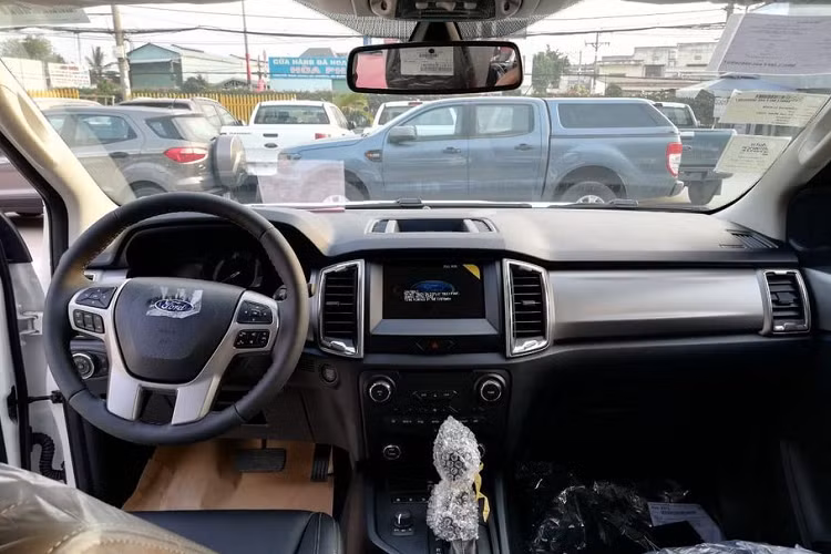 Đó là phần ngoại thất, đối với không gian nội thất, Ford Ranger Limited 4x4 AT được tích hợp gần như đầy đủ các trang bị của phiên bản Wildtrak cao cấp, bao gồm nội thất bọc da màu đen, hệ thống điều hoà tự động 2 vùng độc lập, màn hình giải trí 8 inch, hệ thống giải trí SYNC Gen 3, camera lùi, smart-key, khởi động bằng nút bấm, màn hình TFT trên đồng hồ công-tơ-mét.