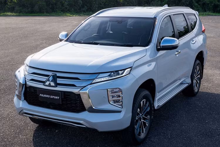 Về mặt công nghệ hỗ trợ, Mitsubishi Pajero Sport Elite Edition được trang bị hệ thống cân bằng điện tử, phanh khẩn cấp tự động, hệ thống hạn chế tình trạng tăng tốc đột ngột, hệ thống hỗ trợ giữ làn, camera 360 độ và hệ thống giám sát hành trình thích ứng cao cấp.