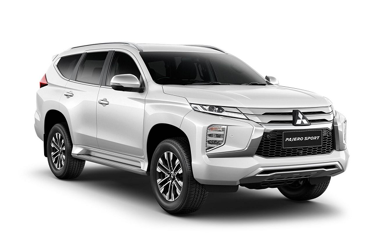Bên trong khoang nội thất, Mitsubishi Pajero Sport Elite Edition có khoang lái nổi bật với tông màu nâu xuất hiện trên ghế ngồi chất liệu da "Quole Modure", có khả năng cách nhiệt và giữ cho ghế ngồi luôn mát mẻ dù bị phơi dưới ánh nắng mặt trời. Các trang bị tiêu chuẩn khác bên trong xe còn có camere hành trình tích hợp sẵn, bậc cửa có đèn nền chiếu sáng và logo Pajero Sport màu đen ở nắp hộc chứa găng tay.
