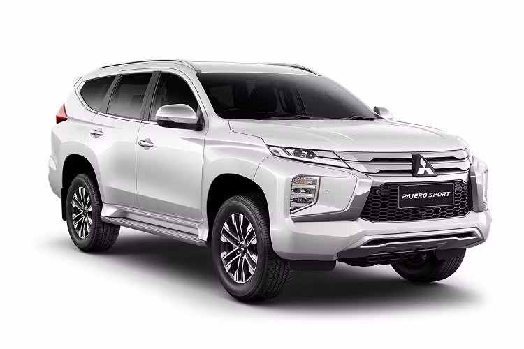 Bên trong khoang nội thất, Mitsubishi Pajero Sport Elite Edition có khoang lái nổi bật với tông màu nâu xuất hiện trên ghế ngồi chất liệu da "Quole Modure", có khả năng cách nhiệt và giữ cho ghế ngồi luôn mát mẻ dù bị phơi dưới ánh nắng mặt trời. Các trang bị tiêu chuẩn khác bên trong xe còn có camere hành trình tích hợp sẵn, bậc cửa có đèn nền chiếu sáng và logo Pajero Sport màu đen ở nắp hộc chứa găng tay.
