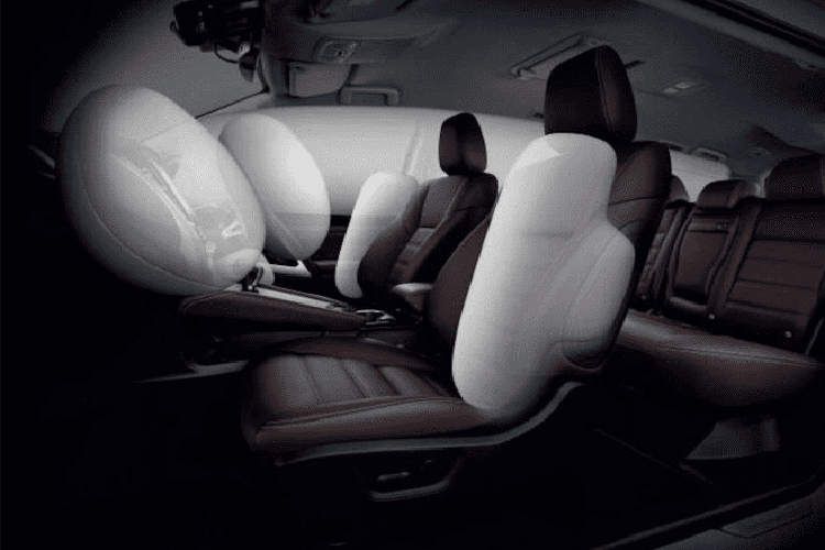 Cụ thể, các chi tiết màu crôm bóng trên xe được thay thế bằng bộ phận thay thế màu đen bóng, cũng nhờ đó, lưới tản nhiệt màu đen bóng giúp xe có phần đầu cứng cáp hơn. Trong khi đó các chi tiết ốp crôm bóng hai bên lưới tản nhiệt cũng được sơn lại với màu bạc ánh kim. Phía đầu nắp capô còn được bổ sung logo Pajero Sport nổi bật.