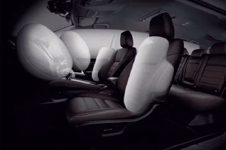 Cụ thể, các chi tiết màu crôm bóng trên xe được thay thế bằng bộ phận thay thế màu đen bóng, cũng nhờ đó, lưới tản nhiệt màu đen bóng giúp xe có phần đầu cứng cáp hơn. Trong khi đó các chi tiết ốp crôm bóng hai bên lưới tản nhiệt cũng được sơn lại với màu bạc ánh kim. Phía đầu nắp capô còn được bổ sung logo Pajero Sport nổi bật.