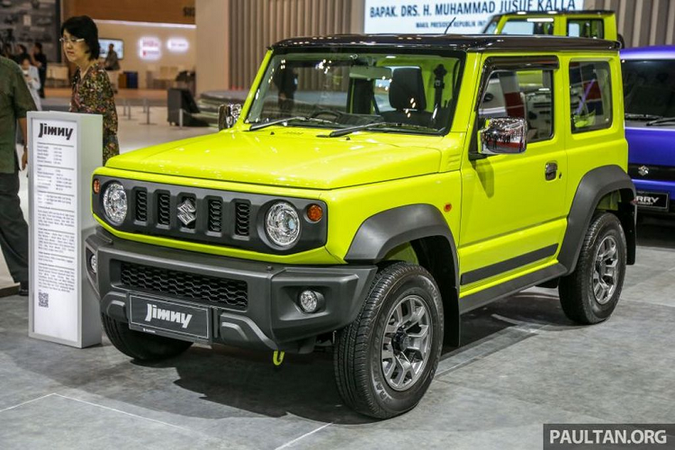 Về mức giá, Suzuki Jimny xuất hiện với nhiều giá bán khác nhau tại thị trường ASEAN, ví dụ như 93.000 ring-gít (512 triệu đồng) tại Indonesia, 199.000 ring-gít (hơn 1 tỷ đồng) tại Thái Lan hay lên tới 346.000 ring-gít (1,9 tỷ đồng) tại Singapore. Mức giá mới được kỳ vọng sẽ hợp lý với cả hai phía là nhà nhập khẩu và khách hàng.