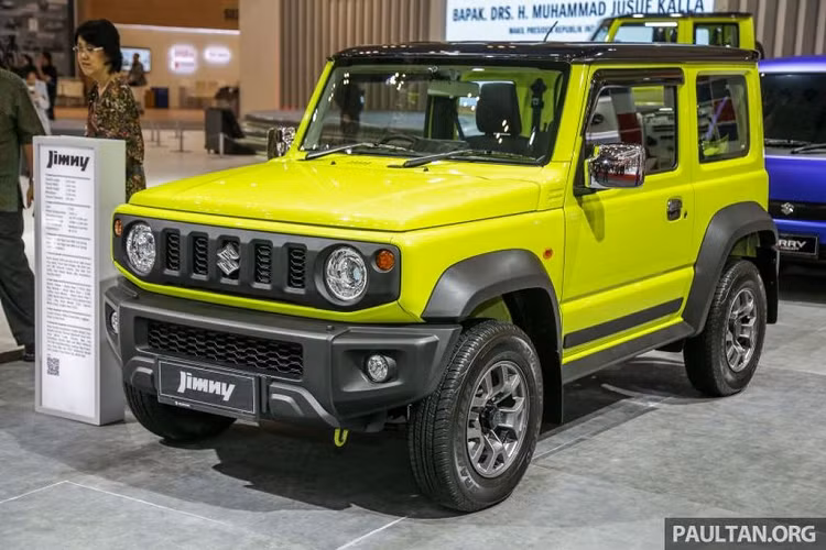 Về mức giá, Suzuki Jimny xuất hiện với nhiều giá bán khác nhau tại thị trường ASEAN, ví dụ như 93.000 ring-gít (512 triệu đồng) tại Indonesia, 199.000 ring-gít (hơn 1 tỷ đồng) tại Thái Lan hay lên tới 346.000 ring-gít (1,9 tỷ đồng) tại Singapore. Mức giá mới được kỳ vọng sẽ hợp lý với cả hai phía là nhà nhập khẩu và khách hàng.