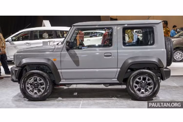 Ở một diễn biến khác, phiên bản Jimny Ấn Độ này được báo cáo rằng sẽ xuất hiện với một phiên bản 5 cửa, bên cạnh model 3 cửa như hiện tại. Tuy nhiên, model 5 cửa này được đồn đoán chỉ dài dưới 4 mét nhằm hưởng lợi từ mức thuế thấp hơn tại thị trường Ấn Độ. Điều này là tương đối khả thi khi chiếc Jimny 3 cửa chỉ dài 3480 mm.
