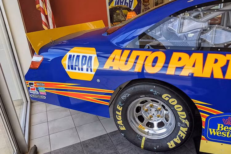 NASCAR được xem là giải đua xe thể thao danh giá nhất nước Mỹ, giải đua này được tổ chức lần đầu tiên vào năm 1984. Mỗi giải đua NASCAR có khoảng 1.500 tay đua tranh tài với 3 hạng mục là Sprint Cup, Nationwide Series và Craftsman Truck Series.