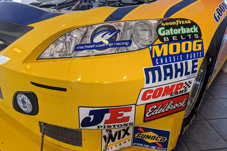 Là một chiếc xe đua của Toyota nên hệ thống chiếu sáng trên xe đã được tháo gỡ, thay vào đó là decal giả cụm đèn pha và đèn sương mù.