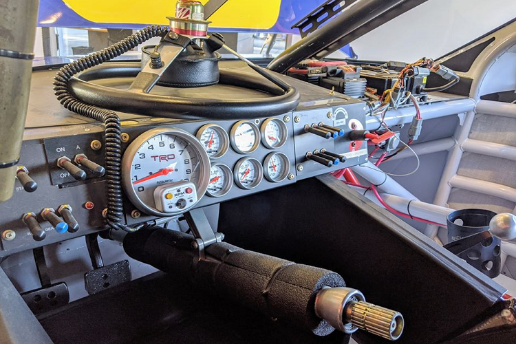 Bước vào bên trong, khó có thể tưởng tượng được đây là khoang lái của một chiếc Toyota Camry. Tất cả trang bị nguyên bản trên Camry đều đã được tháo gỡ, thay vào đó là bảng đồng hồ, hệ thống điều khiển đặc biệt dành cho xe đua. Vô lăng của chiếc Camry này có thể tháo rời và lắp vào nhanh chóng.