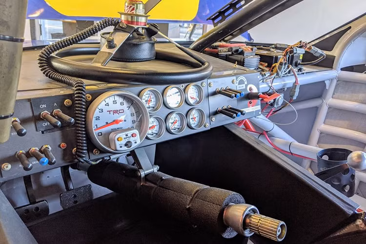 Bước vào bên trong, khó có thể tưởng tượng được đây là khoang lái của một chiếc Toyota Camry. Tất cả trang bị nguyên bản trên Camry đều đã được tháo gỡ, thay vào đó là bảng đồng hồ, hệ thống điều khiển đặc biệt dành cho xe đua. Vô lăng của chiếc Camry này có thể tháo rời và lắp vào nhanh chóng.