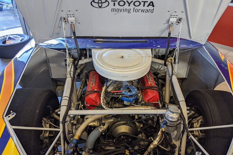 Sức mạnh của Camry phiên bản xe đua NASCAR đến từ khối động cơ TRD V8, dung tích 5.866 cc, sản sinh công suất 850 mã lực. Mức công suất này mạnh hơn những chiếc siêu xe như Ferrari 812 Superfast, Lamborghini Aventador S, McLaren 720 S... Giá xe Toyota Camry NASCAR chào bán 59.999 USD (tương đương 1,4 tỷ đồng).