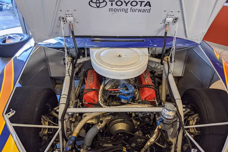 Sức mạnh của Camry phiên bản xe đua NASCAR đến từ khối động cơ TRD V8, dung tích 5.866 cc, sản sinh công suất 850 mã lực. Mức công suất này mạnh hơn những chiếc siêu xe như Ferrari 812 Superfast, Lamborghini Aventador S, McLaren 720 S... Giá xe Toyota Camry NASCAR chào bán 59.999 USD (tương đương 1,4 tỷ đồng).