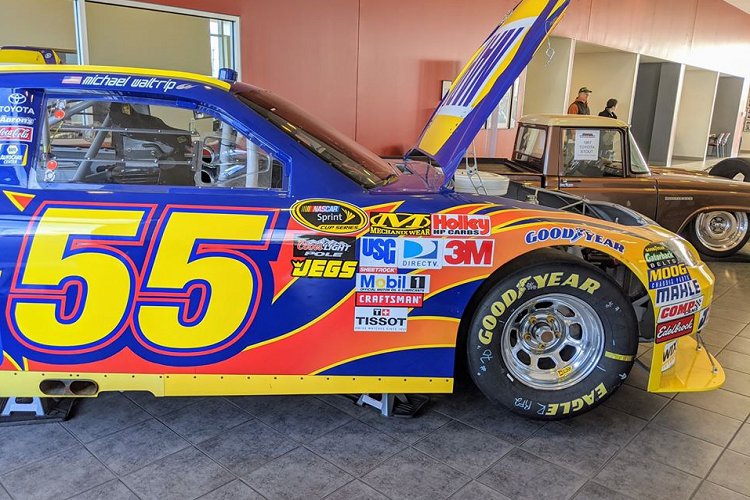 So với một chiếc Camry thương mại, Camry phiên bản đua NASCAR được thay đổi phần vỏ bên ngoài nhằm tối ưu tính khí động học cũng như bảo vệ người lái tốt hơn trong trường hợp xảy ra tai nạn.