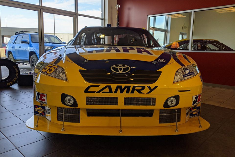 Không có quá nhiều thông tin về xe Toyota Camry bản đua NASCAR được chia sẻ, cửa hàng chỉ cho biết khối động cơ TRD V8 trên xe vẫn trong tình trạng hoàn hảo.