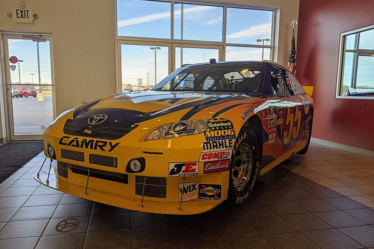 Chiếc Toyota Camry 2010 cũ từng sử dụng trong giải đua NASCAR đang được một cửa hàng Toyota tại bang Indiana, Mỹ rao bán. Chiếc xe này từng được điều khiển bởi tay đua Michael Waltrip.