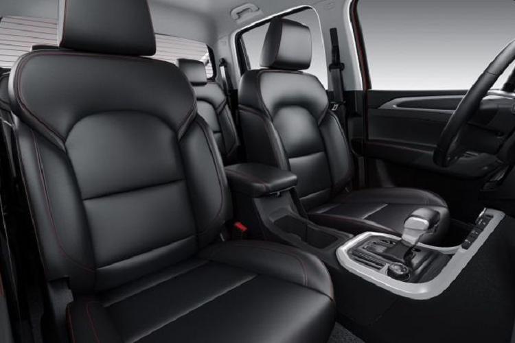 Bước vào bên trong, T60 có ghế bọc da màu đen, điều hòa tự động, hệ thống thông tin giải trí qua màn hình cảm ứng 10 inch tích hợp Android Hỗ trợ Auto và Apple CarPlay, tính năng mở cửa không cần chìa với khởi động bằng nút bấm, vô lăng bọc da đa chức năng tích hợp điều khiển hành trình và công tắc chỉnh âm thanh.