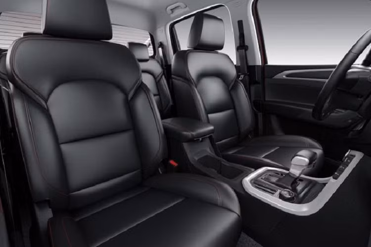 Bước vào bên trong, T60 có ghế bọc da màu đen, điều hòa tự động, hệ thống thông tin giải trí qua màn hình cảm ứng 10 inch tích hợp Android Hỗ trợ Auto và Apple CarPlay, tính năng mở cửa không cần chìa với khởi động bằng nút bấm, vô lăng bọc da đa chức năng tích hợp điều khiển hành trình và công tắc chỉnh âm thanh.