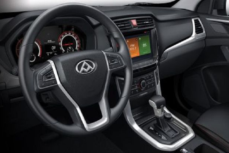 Các trang bị ngoại thất đáng chú ý của xe bán tải Maxus T60 bao gồm đèn pha LED tự động với chùm sáng cao tự động, đèn LED chạy ban ngày, đèn sương mù trước / sau, giá nóc bằng nhôm, thanh cân bằng làm từ thép không gỉ, bậc cửa, gương chiếu hậu gập điện, mâm xe hợp kim 19 inch kèm lốp Continental 255/55 và một tấm lót cho thùng xe có dung tích 1.188 lít.