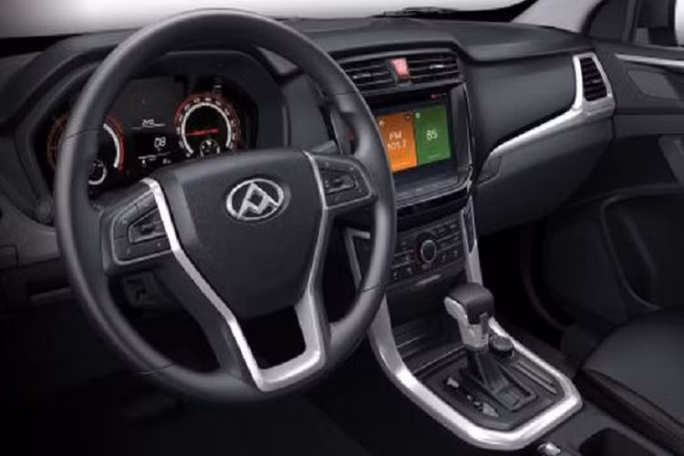 Các trang bị ngoại thất đáng chú ý của xe bán tải Maxus T60 bao gồm đèn pha LED tự động với chùm sáng cao tự động, đèn LED chạy ban ngày, đèn sương mù trước / sau, giá nóc bằng nhôm, thanh cân bằng làm từ thép không gỉ, bậc cửa, gương chiếu hậu gập điện, mâm xe hợp kim 19 inch kèm lốp Continental 255/55 và một tấm lót cho thùng xe có dung tích 1.188 lít.