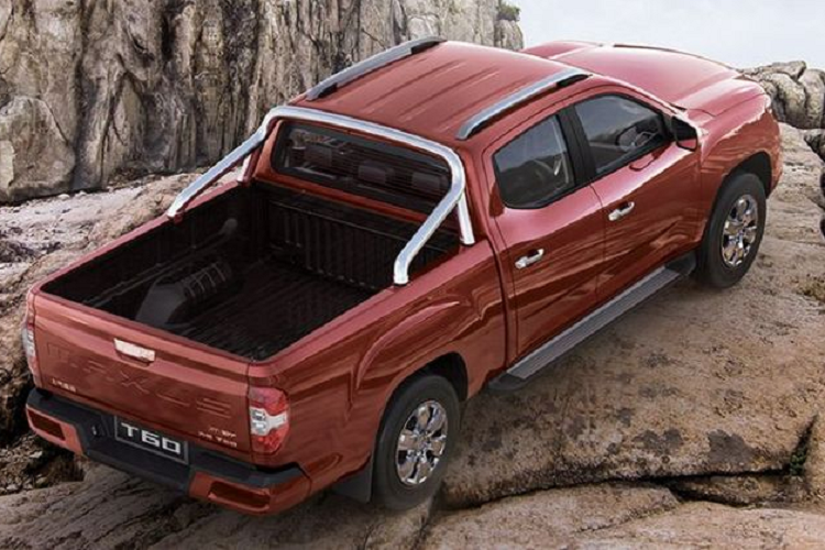 Xe cũng được trang bị phanh đĩa trước/sau (hầu hết các xe bán tải cùng phân khúc đều dùng phanh tang trống phía sau), hệ thống giám sát áp suất lốp, ghế an toàn cho trẻ em Isofix 2 điểm, cảm biến đỗ xe phía sau và hỗ trợ điểm mù có thể sử dụng qua gương chiếu hậu khi xe chạy ở tốc độ 30 km/h.