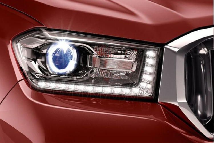 Về mặt an toàn, Maxus T60 đã nhận được xếp hạng an toàn 5 sao, xe được trang bị 4 túi khí, ABS, EBD, kiểm soát lực kéo, hỗ trợ phanh, hỗ trợ khởi hành ngang dốc và hỗ trợ đổ đèo. Xe còn có tính năng can thiệp chuyển động của xe (RMI), giúp xe nhận biết các tác động có thể gây lật xe sau đó kích hoạt hệ thống phanh để ngăn chặn việc lật xe.